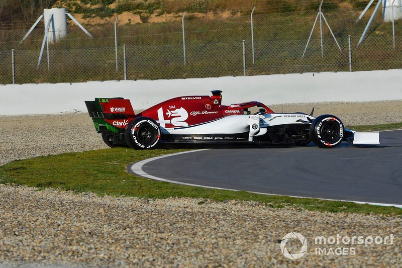 Kimi Raikkonen, Alfa Romeo Racing C38, spins into the gravel on the opening morning of testing