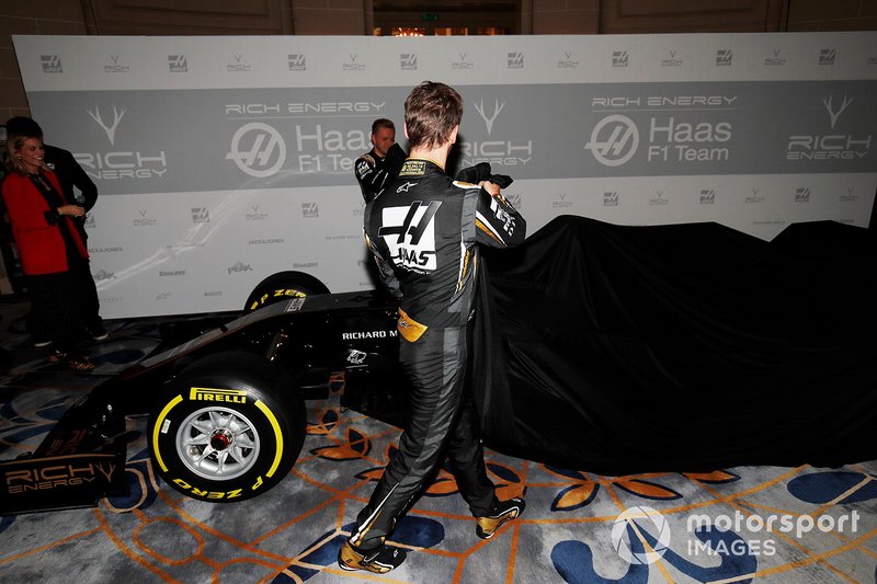 Romain Grosjean, Haas F1 Team e Kevin Magnussen, Haas F1 Team, svelano la nuova livrea Haas