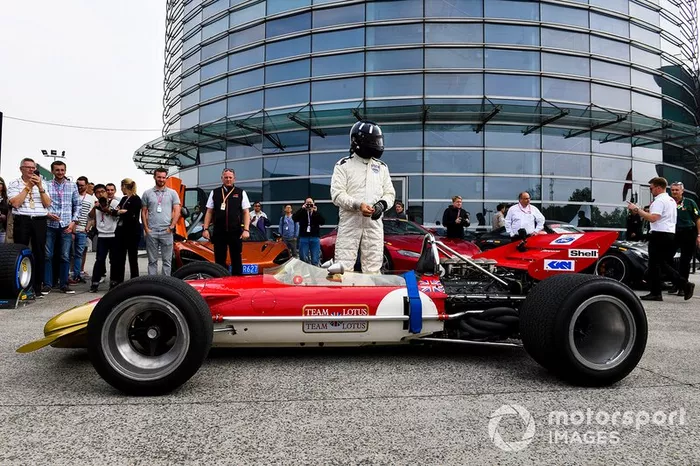 Damon Hill pilota el Lotus 49 de su padre, Graham Hill