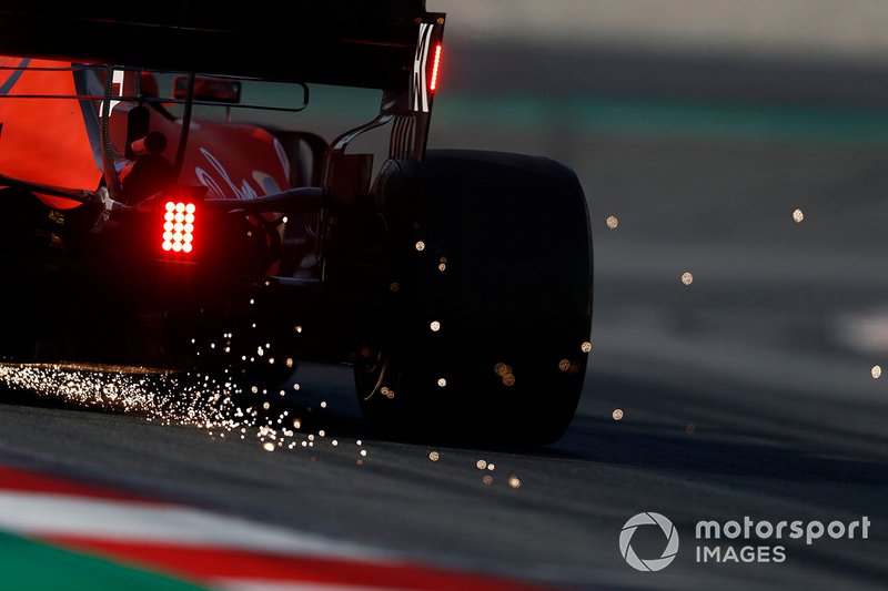 Sebastian Vettel, Ferrari SF90, solleva scintille