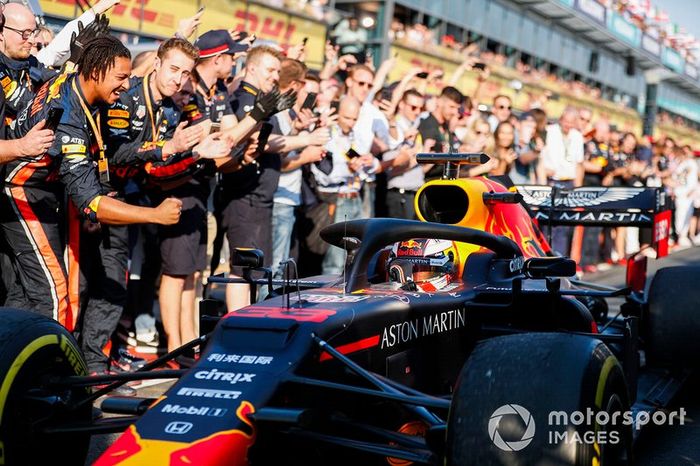 Max Verstappen, Red Bull Racing RB15, y su equipo celebran el podio en parc fermé
