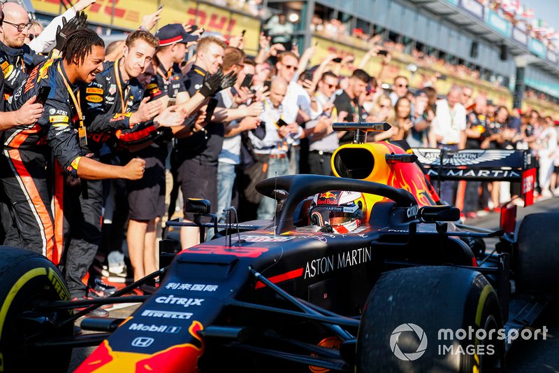 Max Verstappen, Red Bull Racing RB15 raggiunge il suo team con la monoposto nel Parco chiuso