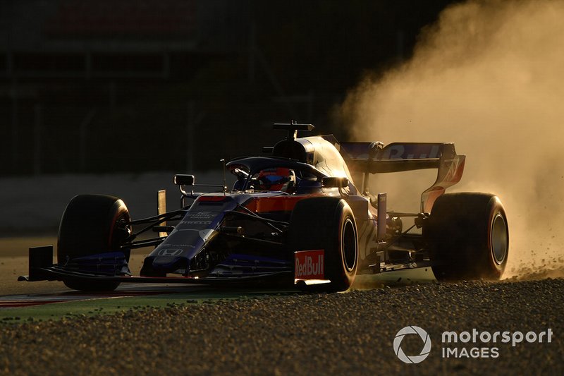 Daniil Kvyat, Scuderia Toro Rosso STR14 runs wide