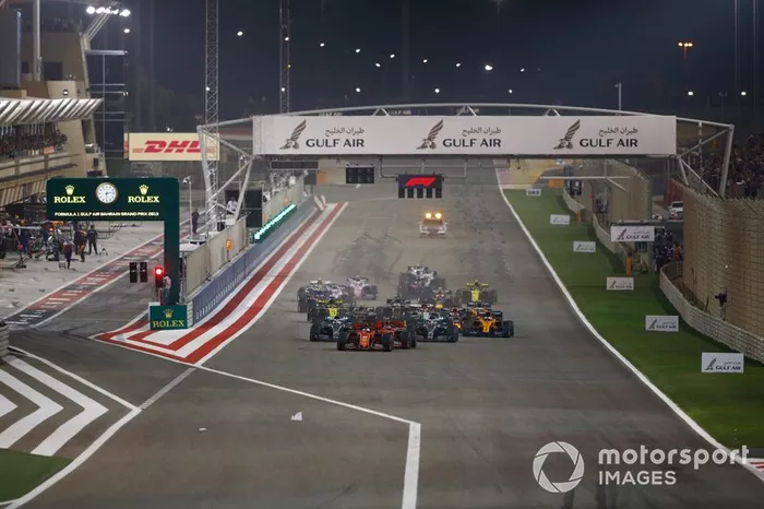 Sebastian Vettel, Ferrari SF90, Charles Leclerc, Ferrari SF90, Lewis Hamilton, Mercedes AMG F1 W10, Valtteri Bottas, Mercedes AMG W10, Max Verstappen, Red Bull Racing RB15, Kevin Magnussen, Haas F1 Team VF-19, and the rest of the field at the start