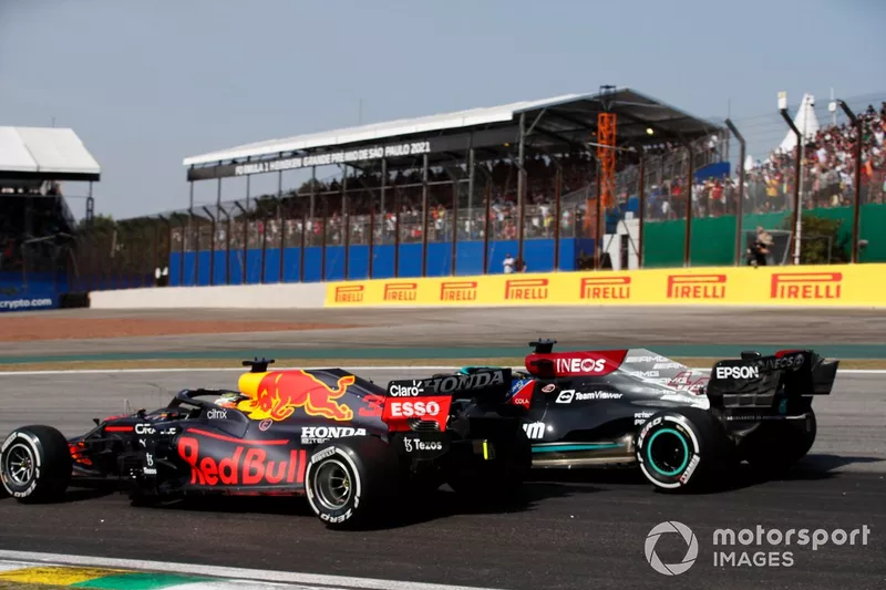 Max Verstappen, Red Bull Racing RB16B, e Lewis Hamilton, Mercedes W12