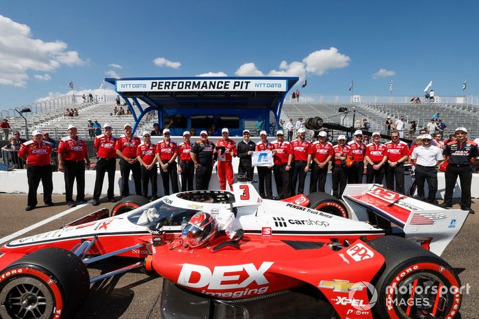 El piloto Scott McLaughlin, del equipo Penske Chevrolet, celebra su pole position con su equipo