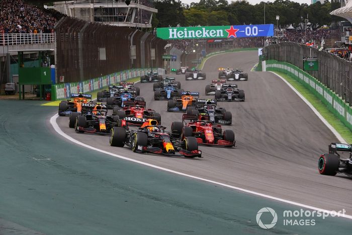 Valtteri Bottas, Mercedes W12, Max Verstappen, Red Bull Racing RB16B, Sergio Pérez, Red Bull Racing RB16B, Carlos Sainz Jr., Ferrari SF21, y el resto de la parrilla en la salida