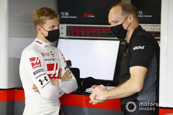 Mick Schumacher, Haas F1, habla con Gary Gannon