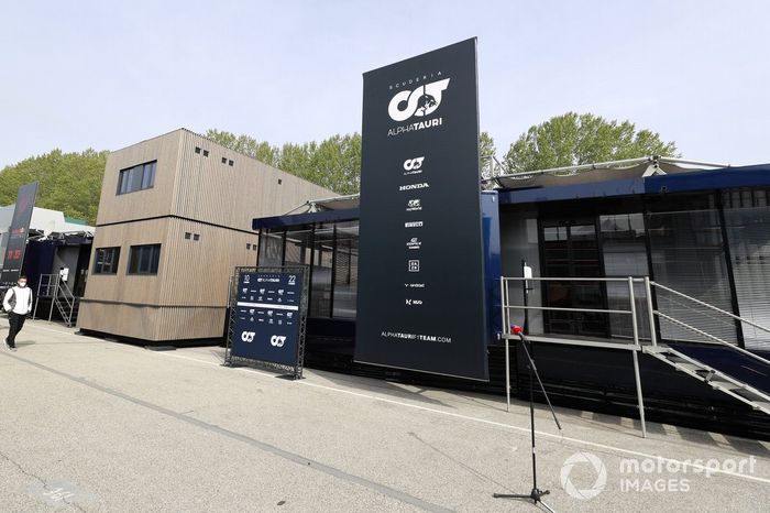El motorhome de AlphaTauri en el paddock