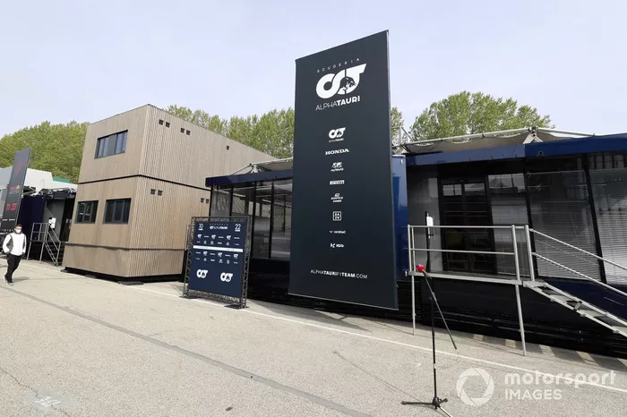 El motorhome de AlphaTauri en el paddock