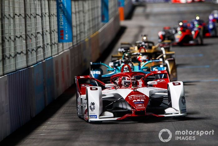 Nico Muller, Dragon Penske Autosport, Penske EV-4, por delante de Tom Blomqvist, NIO 333, NIO 333 001, y Jean-Eric Vergne, DS Techeetah, DS E-Tense FE20
