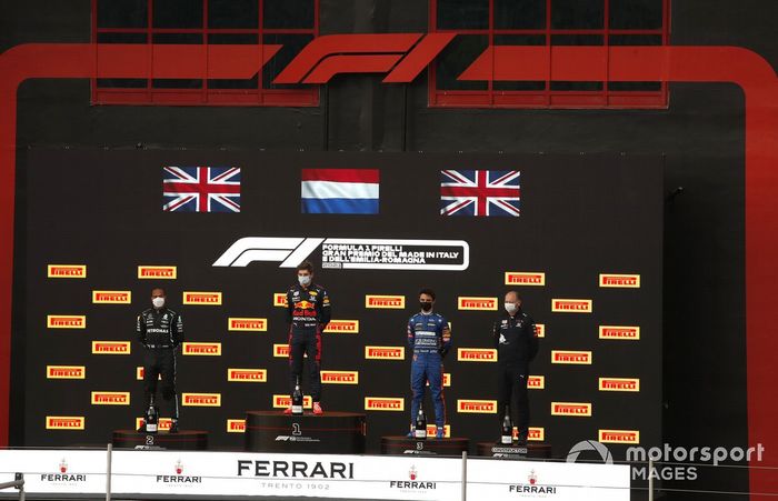 Podio: segundo lugar Lewis Hamilton, Mercedes, ganador  Max Verstappen, Red Bull Racing, y el tercer lugar Lando Norris, McLaren