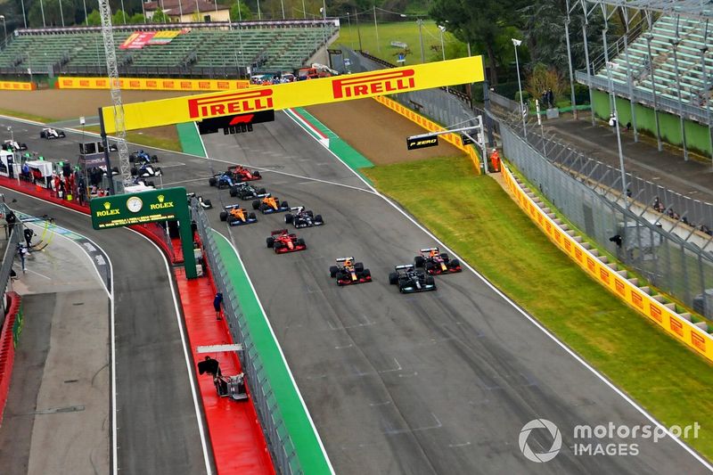 Salida Lewis Hamilton, Mercedes W12, Max Verstappen, Red Bull Racing RB16B, Sergio Pérez, Red Bull Racing RB16B