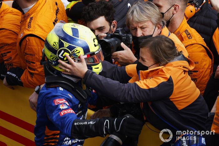 Lando Norris, McLaren, 3ª posición, es felicitado tras la carrera