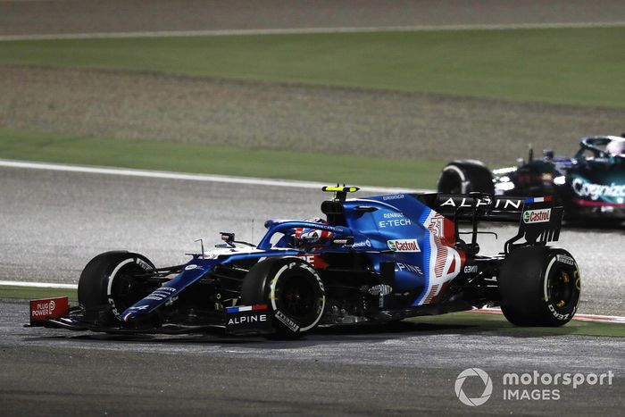 Sebastian Vettel, Aston Martin AMR21, Esteban Ocon, Alpine A521