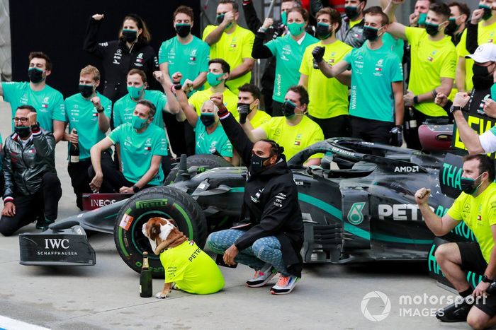 Lewis Hamilton, Mercedes-AMG F1 y el equipo de Mercedes celebran después de haber conseguido el séptimo título del campeonato mundial de pilotos