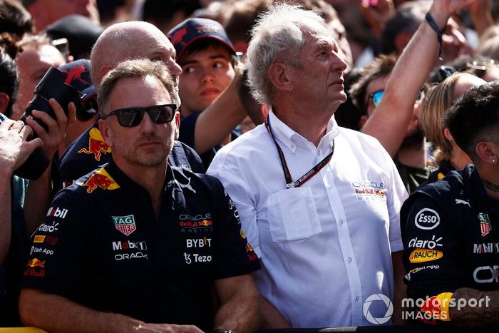 Christian Horner, director del equipo Red Bull Racing, Helmut Marko, asesor de Red Bull Racing, el equipo Red Bull Racing se reúnen en el podio 