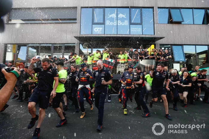 El equipo Red Bull,  Max Verstappen, Red Bull Racing, Sergio Pérez, Red Bull Racing, Adrian Newey, Jefe de Tecnología, Red Bull Racing y Christian Horner, Director del Equipo, Red Bull Racing, celebran su resultado de 1-2