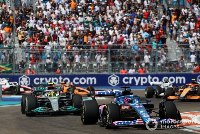 Fernando Alonso, Alpine A522, Lewis Hamilton, Mercedes W13