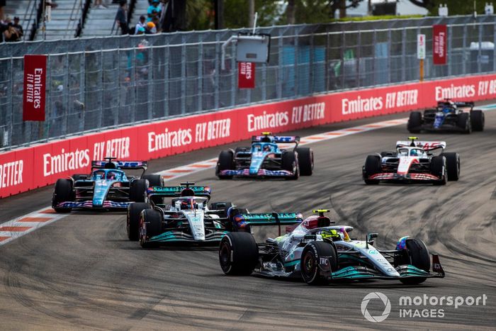 Lewis Hamilton, Mercedes W13, George Russell, Mercedes W13, Fernando Alonso, Alpine A522, Esteban Ocon, Alpine A522