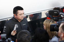 Eric Boullier, directeur de la compétition, McLaren, est interviewé par les médias