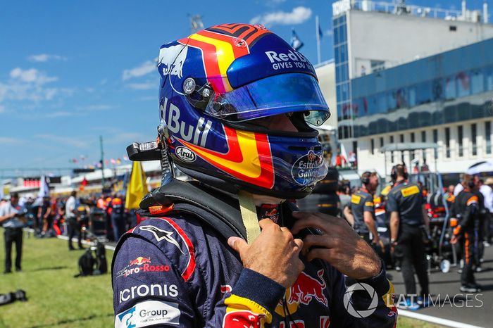 Carlos Sainz Jr., Scuderia Toro Rosso STR12 en la parrilla