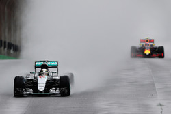 Lewis Hamilton, Mercedes AMG F1 W07 Hybrid; Max Verstappen, Red Bull Racing RB12