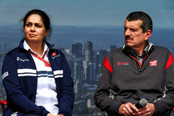 Monisha Kaltenborn, team principal Sauber avec Guenther Steiner, team principal Haas F1