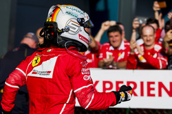 Sebastian Vettel, Ferrari, vainqueur, fête sa victoire dans le Parc Fermé