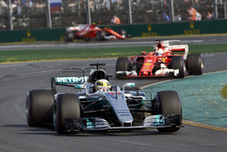 Lewis Hamilton, Mercedes AMG F1 W08, devant Sebastian Vettel, Ferrari SF70H