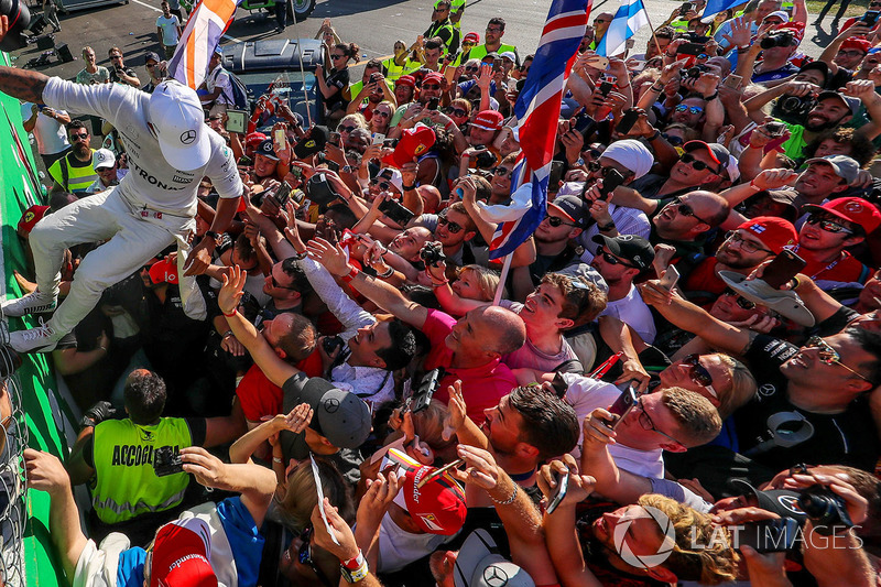 Race winner Lewis Hamilton, Mercedes AMG F1 celebrates, the fans