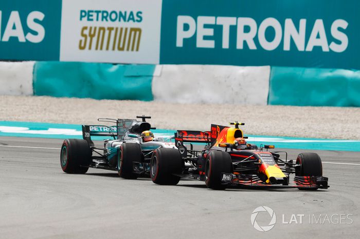 Max Verstappen, Red Bull Racing RB13, pasa a Lewis Hamilton, Mercedes AMG F1 W08