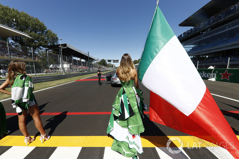 Grid girl, the Italian flag