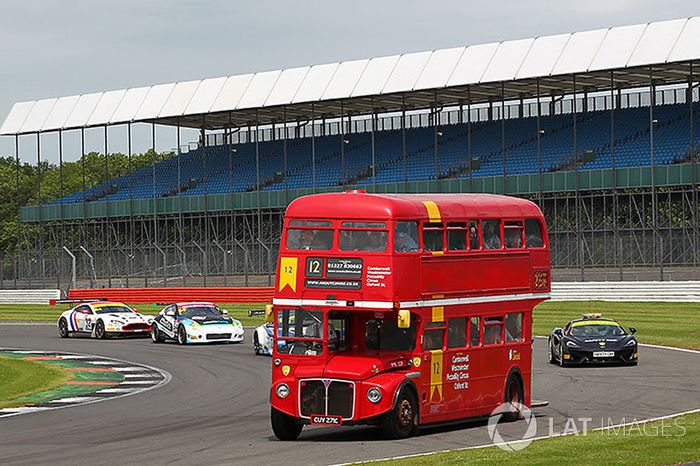 Un autobús Routemaster con invitados en pista durante durante la práctica