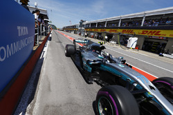 Valtteri Bottas, Mercedes AMG F1 W08, dans la voie des stands