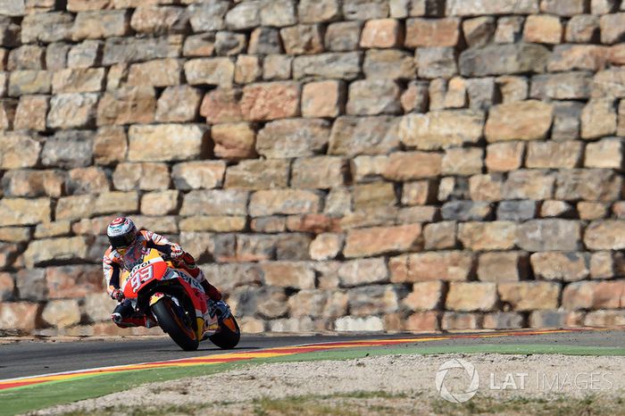 Marc Marquez con el famoso muro de Motorland Aragón a sus espaldas