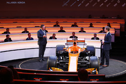 Zak Brown, directeur McLaren Technology Group, talks met Simon Lazenby bij de lancering van de McLar