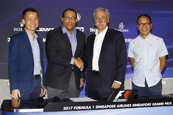 Lionel Yeo, PDG Singapore Tourism Board, Mr S. Iswaran, ministre du commerce, de l'industrie et de l'éducition de Singapour, Chase Carey, PDG Formula One Group et Ong Beng Seng, propriétaire Hotel Properties Ltd se serrent les mains après le nouvel accord avec Singapour en conférence de presse