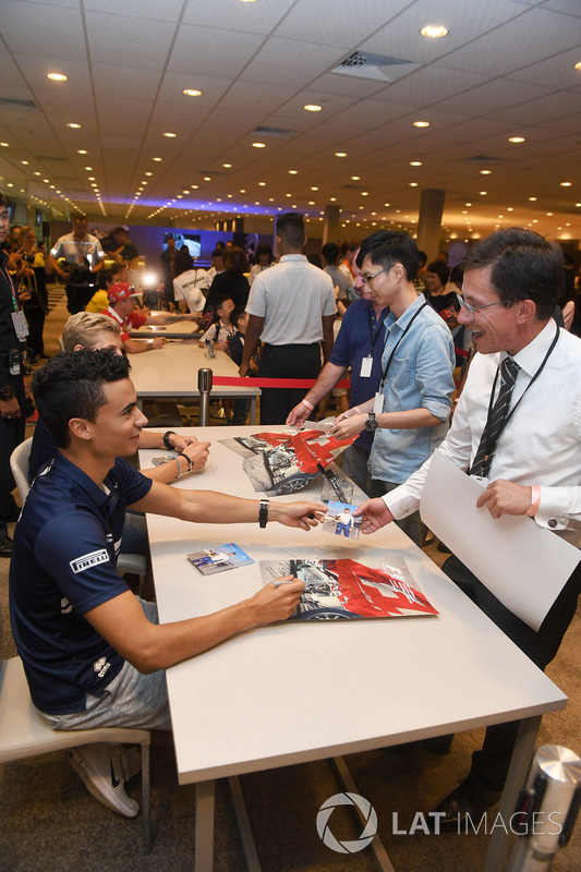 Marcus Ericsson, Sauber and Pascal Wehrlein, Sauber sign autographs for the fans