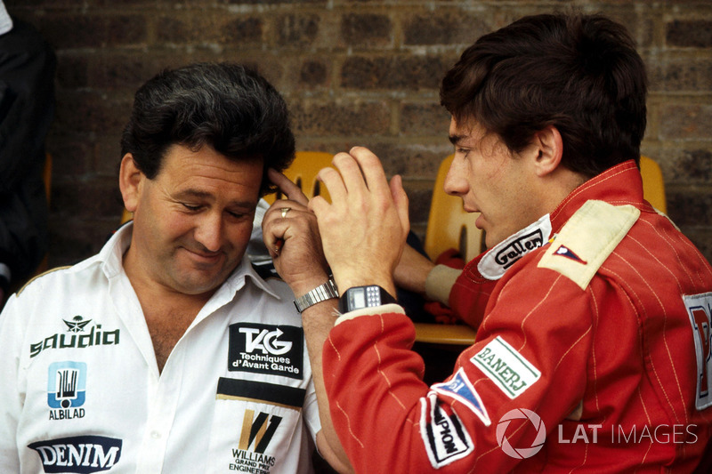Ayrton Senna, Williams FW08C'yi Takım Menajeri Allan Challis ile tartışıyor