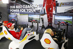 Sebastian Vettel, Ferrari, juega en un simulador