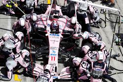 Sergio Perez, Sahara Force India F1 VJM10, pit stop action