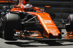Stoffel Vandoorne, McLaren MCL32, lifts a wheel whilst turning