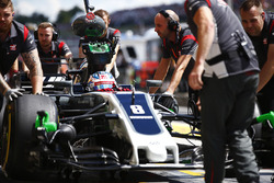 Romain Grosjean, Haas F1 Team VF-17, dans la ligne des stands