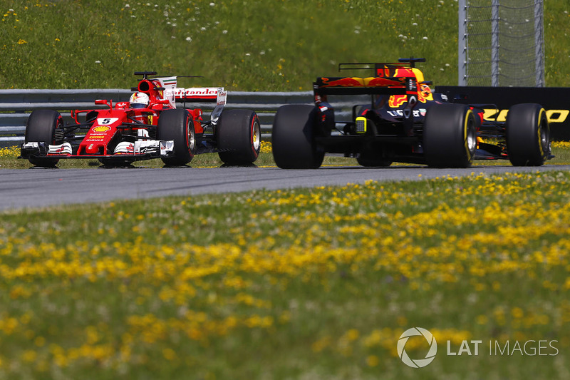 Daniel Ricciardo, Red Bull Racing RB13, pasa a Sebastian Vettel, Ferrari SF70H, spins