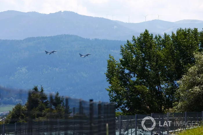 Aviones militares vuelan sobre el circuito