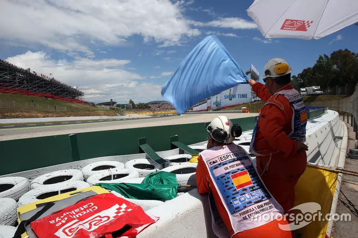 2001: Bandeira azul para carros lentos
