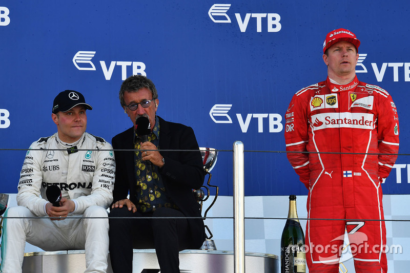 Гран Прі Росії. Переможець Валттері Боттас, Mercedes AMG F1, ведучий Channel 4 F1 TV Едді Джордан, Кімі Райкконен, Ferrari