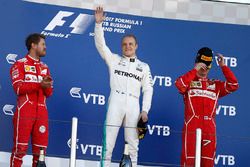 Podio: ganador de la carrera Valtteri Bottas, Mercedes AMG F1, segundo lugar Sebastian Vettel, Ferra
