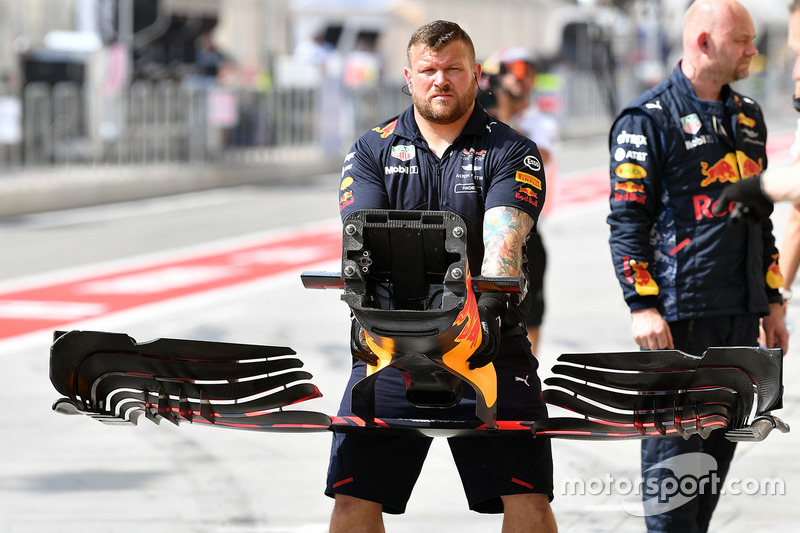 Mecánico de Red Bull Racing con Red Bull Racing RB13 ala delantera